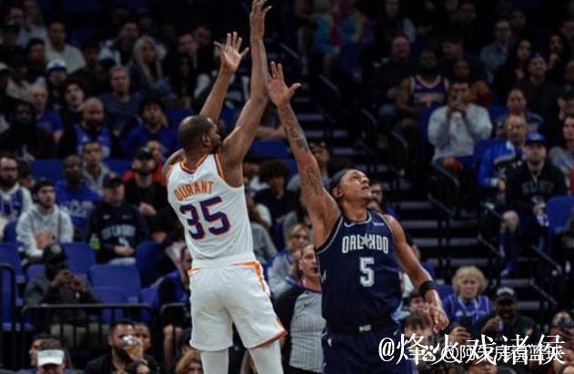 杜兰特上半场6投4中，三分1中1得到14分3篮板1助攻1封盖